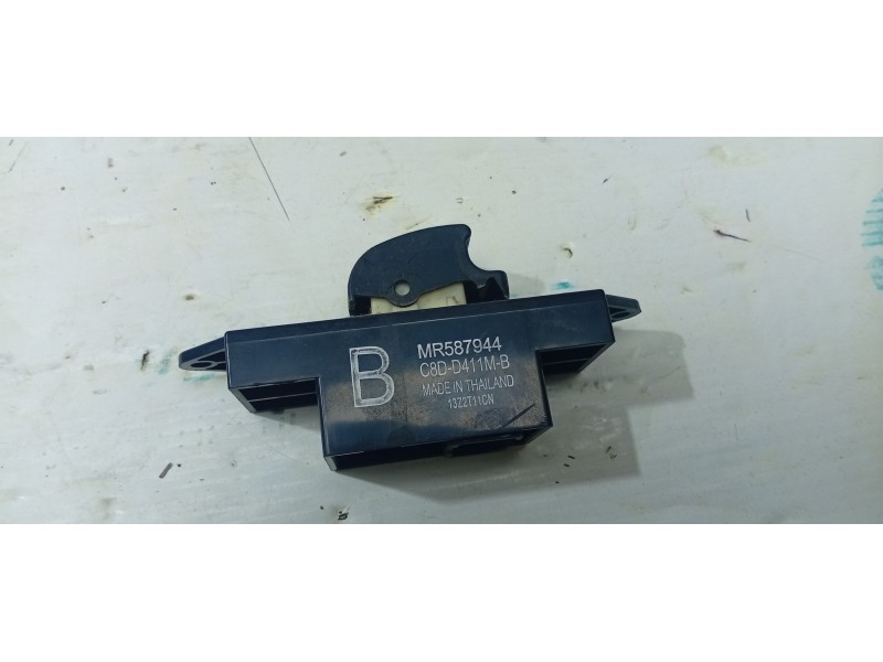 MANDO ELEVALUNAS TRASERO IZQUIERDO C8DD411MB  - imagen 2