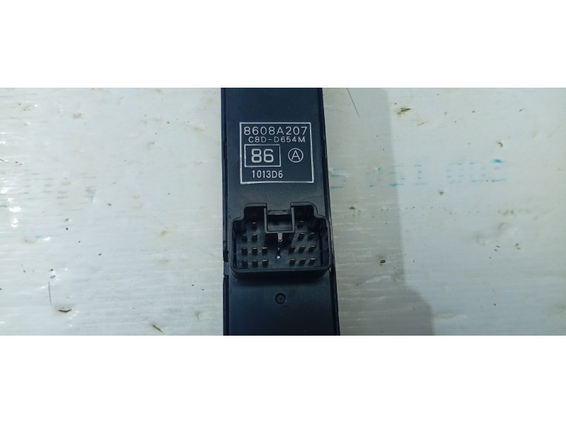 MANDO ELEVALUNAS DELANTERO IZQUIERDO 8608A207  - imagen 2