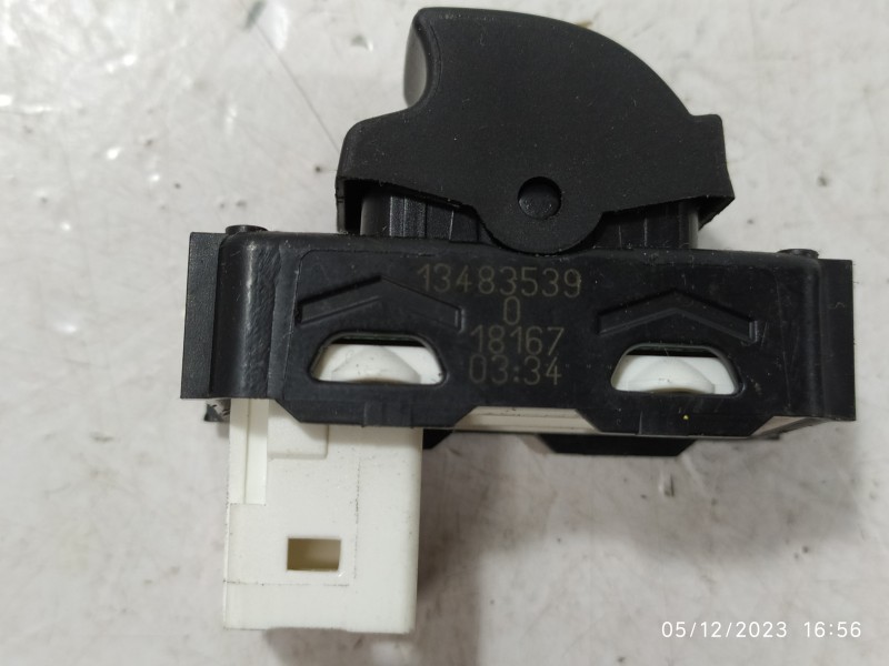 MANDO ELEVALUNAS DELANTERO DERECHO 13483539  - imagen 2