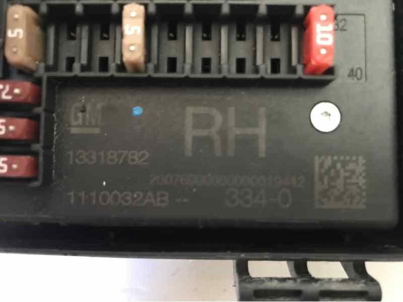 CAJA RELES / FUSIBLES 13318782 1110032AB  - imagen 2