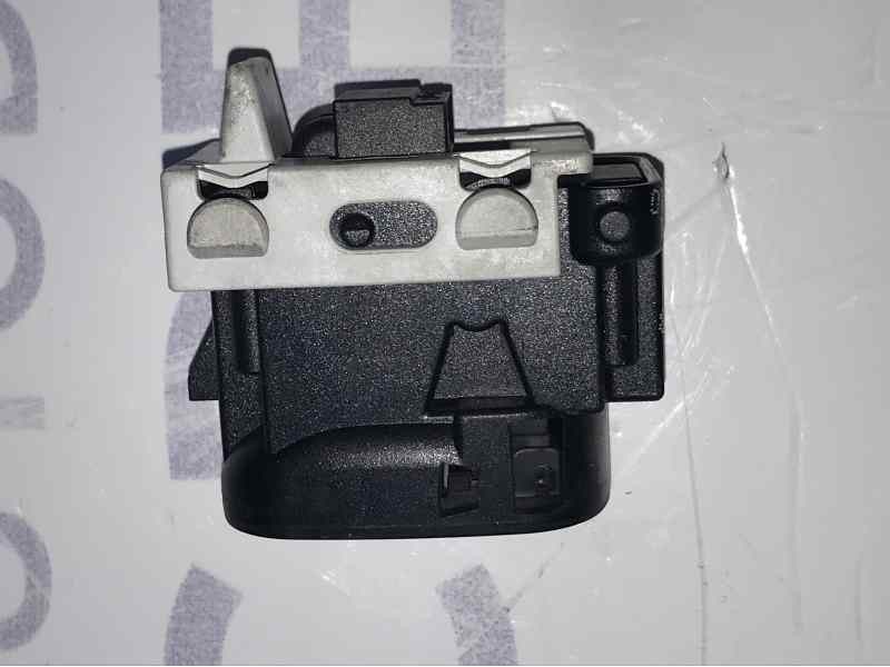 MANDO ELEVALUNAS TRASERO DERECHO A2098203510  - imagen 2