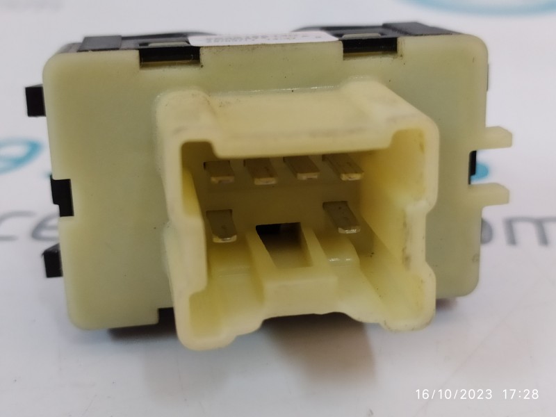 MANDO ELEVALUNAS DELANTERO DERECHO 254218614R  - imagen 2