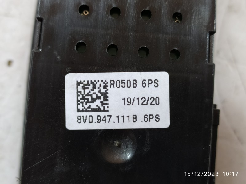 LUZ INTERIOR 8V0947111B  - imagen 2