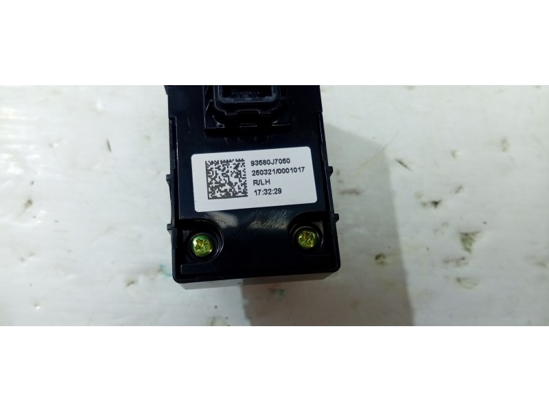 MANDO ELEVALUNAS TRASERO IZQUIERDO 93580J7050  - imagen 2