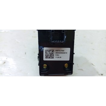 MANDO ELEVALUNAS DELANTERO DERECHO 93575J7000  - miniatura 2