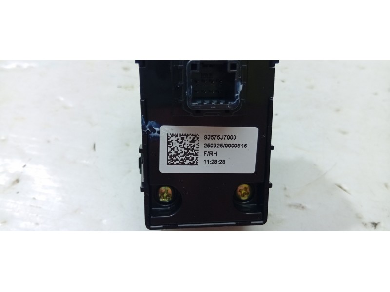 MANDO ELEVALUNAS DELANTERO DERECHO 93575J7000  - imagen 2