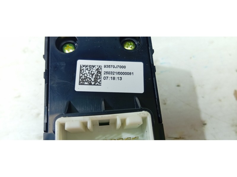 MANDO ELEVALUNAS DELANTERO IZQUIERDO 93570J7000  - imagen 2