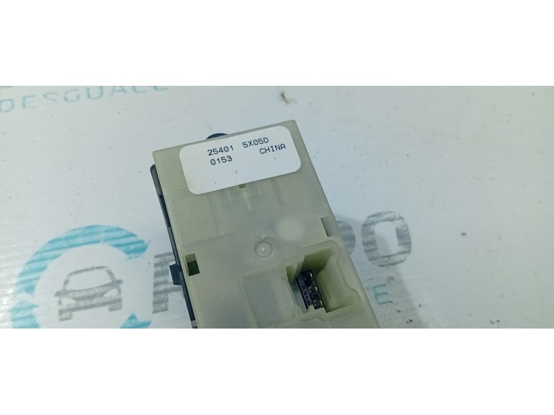 MANDO ELEVALUNAS DELANTERO IZQUIERDO 254015X05D  - imagen 2