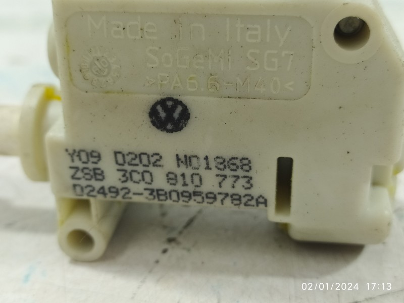 MOTOR APERTURA TAPA DEPOSITO COMBUSTIBLE 3C0810773  - imagen 2