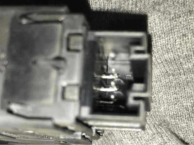 MANDO ELEVALUNAS TRASERO DERECHO 5G0868345  - imagen 3