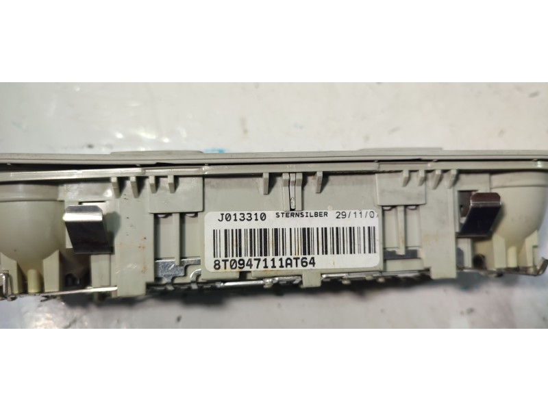 LUZ INTERIOR 8T0947111AT  - imagen 3