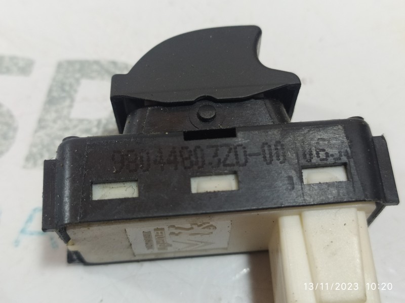 MANDO ELEVALUNAS DELANTERO DERECHO 98044803ZD  - imagen 2