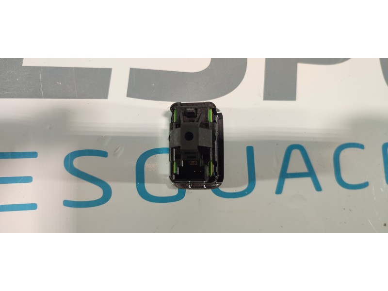 MANDO ELEVALUNAS TRASERO IZQUIERDO A2049058102  - imagen 2