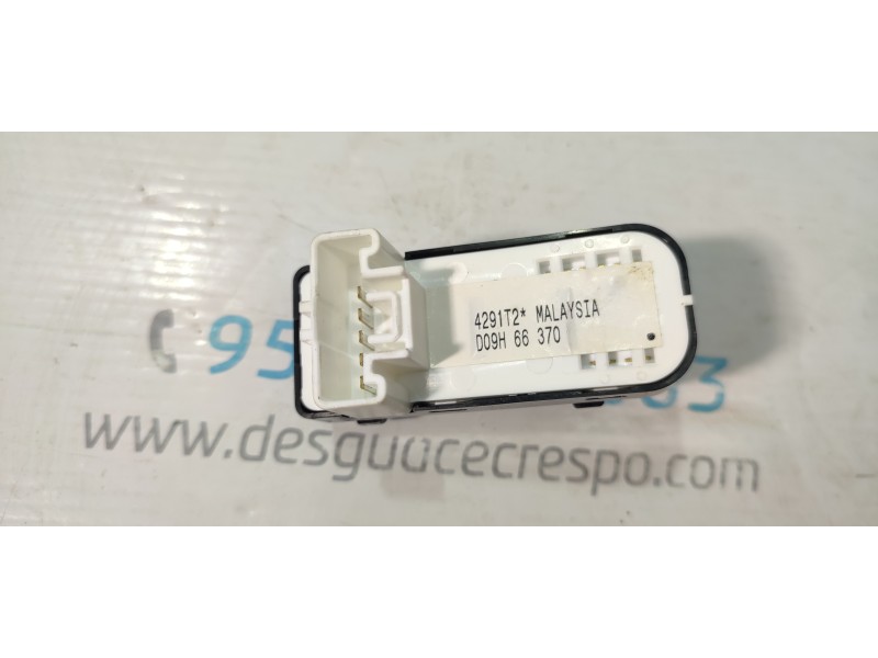 MANDO ELEVALUNAS TRASERO DERECHO D09H66370  - imagen 2