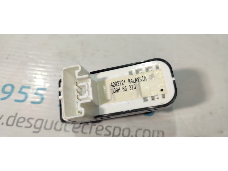 MANDO ELEVALUNAS DELANTERO DERECHO D09H66370  - imagen 2