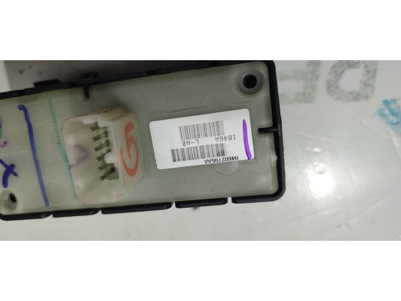 MANDO ELEVALUNAS DELANTERO DERECHO 04602786AA  - imagen 2