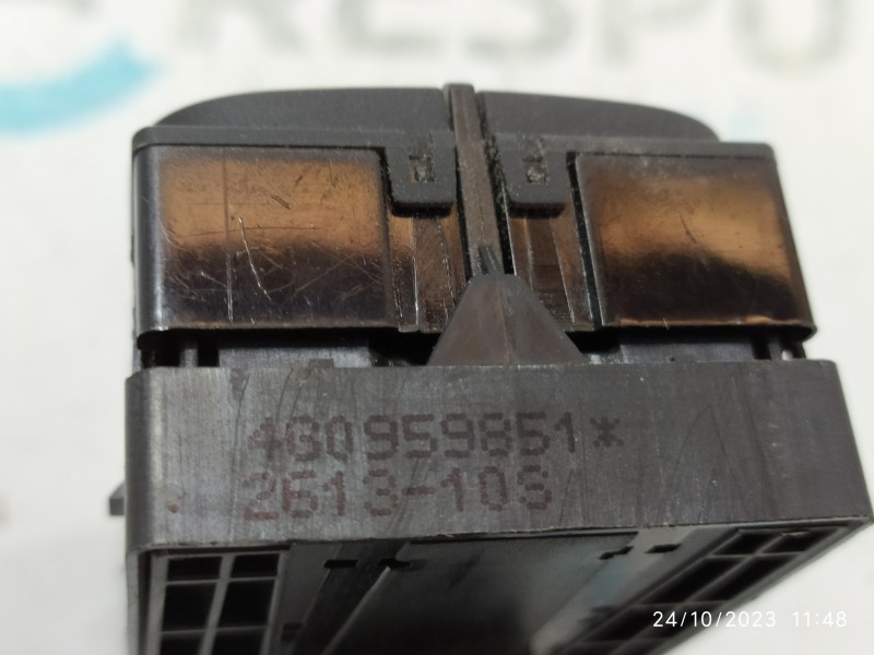 MANDO ELEVALUNAS DELANTERO IZQUIERDO 4G0959851  - imagen 3