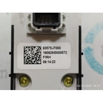 MANDO ELEVALUNAS DELANTERO DERECHO 93575J7000  - miniatura 2