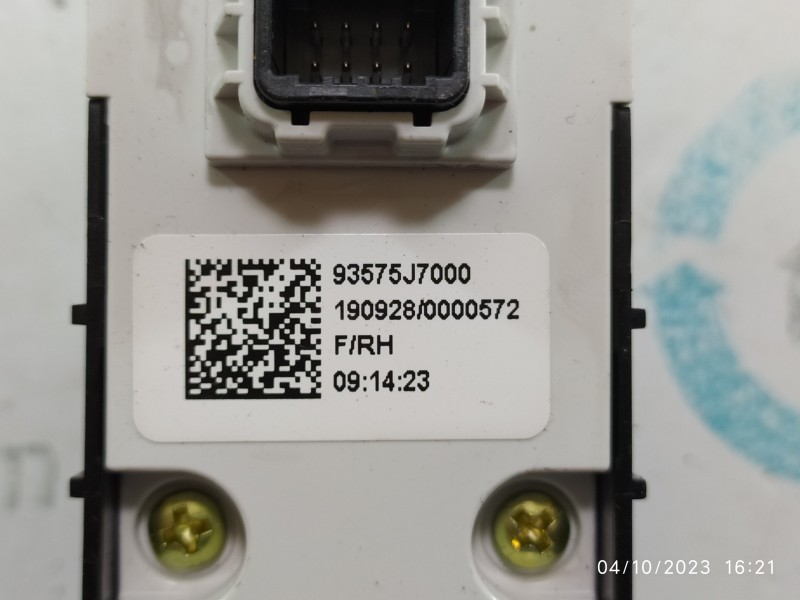 MANDO ELEVALUNAS DELANTERO DERECHO 93575J7000  - imagen 2