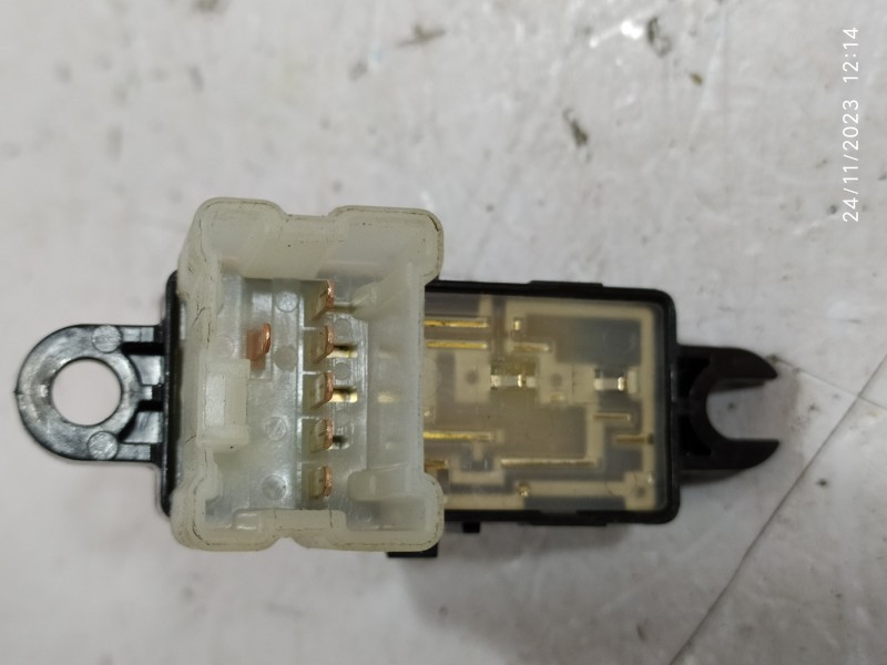 MANDO ELEVALUNAS TRASERO DERECHO  - imagen 2