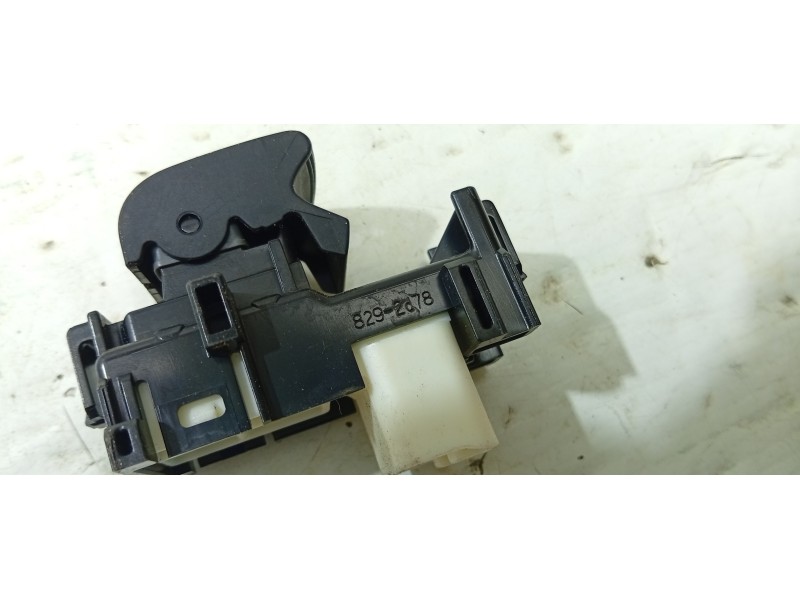MANDO ELEVALUNAS DELANTERO DERECHO 8292D78  - imagen 2
