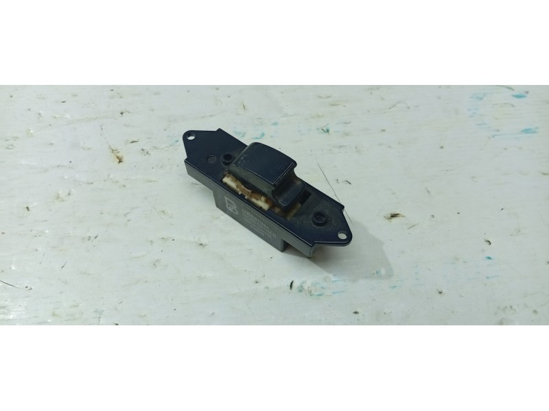 MANDO ELEVALUNAS TRASERO DERECHO MR587944  - imagen 1