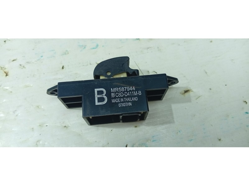 MANDO ELEVALUNAS TRASERO DERECHO MR587944  - imagen 2