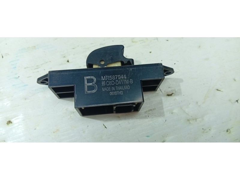 MANDO ELEVALUNAS TRASERO IZQUIERDO MR587944  - imagen 2